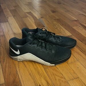 Nike Green Athletic tennis shoes running Shoes 11.5 green white